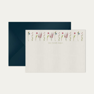 Papel de carta personalizado com ilustração de flores e envelope azul marinho