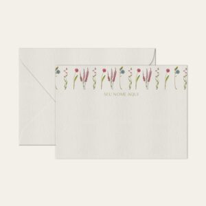 Papel de carta personalizado com ilustração de flores e envelope branco