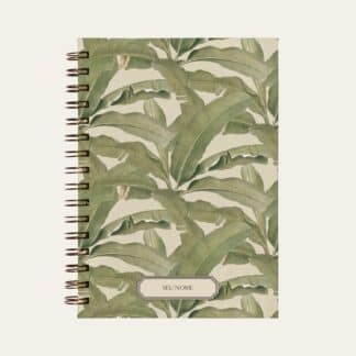 Caderno personalizado A5 cor de rosa, ilustrada por uma composição de folhas de bananeiras