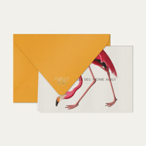 Papel de carta personalizado com ilustração de flamingo e envelope amarelo