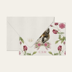 Papel de carta personalizado com ilustração de gatinho com flores e envelope branco