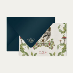 Papel de carta personalizado com ilustração de gatinho com cogumelo e envelope azul marinho