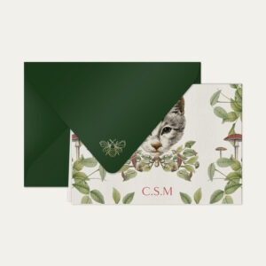 Papel de carta personalizado com ilustração de gatinho com cogumelo e envelope verde escuro
