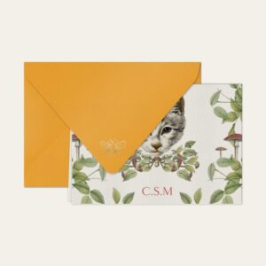Papel de carta personalizado com ilustração de gatinho com cogumelo e envelope amarelo