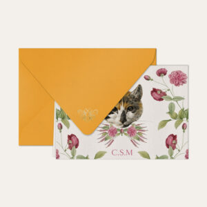 Papel de carta personalizado com ilustração de gatinho com flores e envelope amarelo