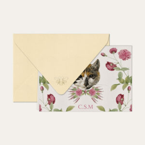 Papel de carta personalizado com ilustração de gatinho com flores e envelope bege