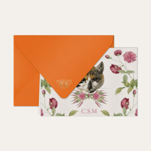 Papel de carta personalizado com ilustração de gatinho com flores e envelope laranja