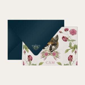 Papel de carta personalizado com ilustração de gatinho com flores e envelope azul marinho