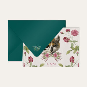 Papel de carta personalizado com ilustração de gatinho com flores e envelope azul petróleo