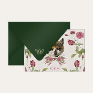 Papel de carta personalizado com ilustração de gatinho com flores e envelope verde escuro