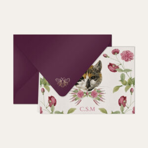 Papel de carta personalizado com ilustração de gatinho com flores e envelope vinho