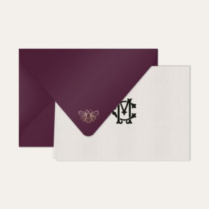 Papel de carta personalizado com monograma clássico em preto e envelope vinho