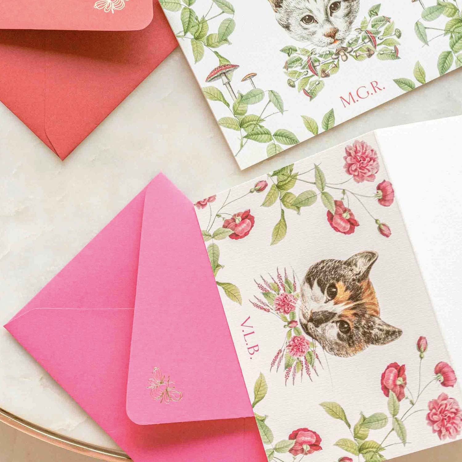 Cartões personalizados de gato e botanica com envelope colorido rosa e vermelho para papelaria personalizada no estilo cottage core