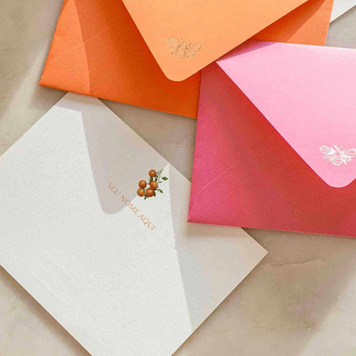 Cartão Social Personalizado com envelopes coloridos na cor laranja e pink da Colmeias Design