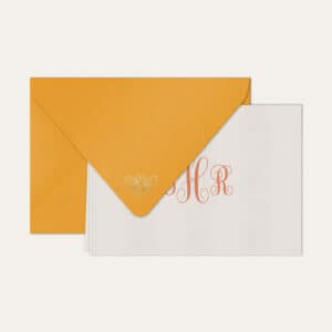 Papel de carta personalizado com monograma calligraphy em coral e envelope amarelo