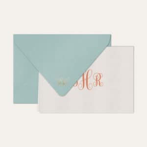 Papel de carta personalizado com monograma calligraphy em coral e envelope azul bebe