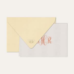 Papel de carta personalizado com monograma calligraphy em coral e envelope bebe