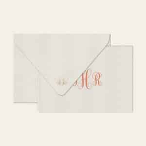 Papel de carta personalizado com monograma calligraphy em coral e envelope branco