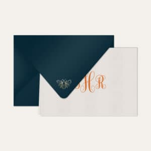 Papel de carta personalizado com monograma calligraphy em laranja e envelope azul marinho