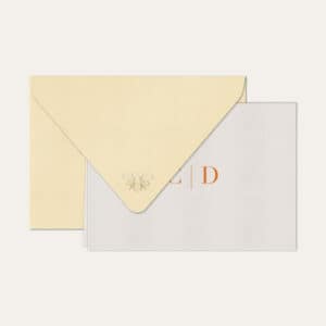Papel de carta personalizado com monograma duo em laranja e envelope bege