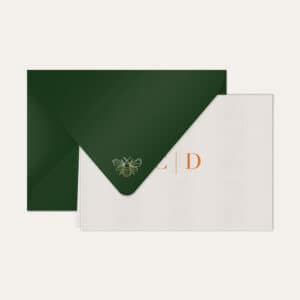 Papel de carta personalizado com monograma duo em laranja e envelope verde escuro