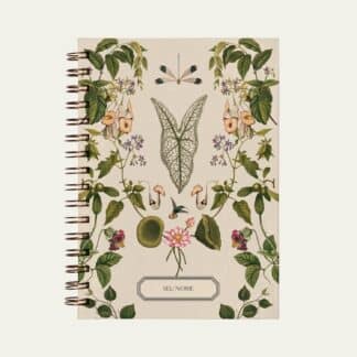 Caderno personalizado A5 bege com ilustração de plantas carnívoras, caladium, libélulas e beija flor, inspirada em biofilia e cottagecore