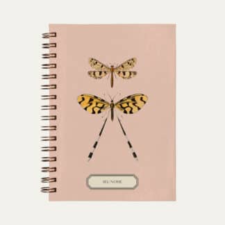 Caderno personalizado A5 cor de rosa, ilustrada por uma composição de libélula