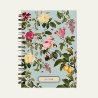 Caderno personalizado A5 azul, decorada com flores rosas e amarelas, abelhas, borboleta e limão siciliano.