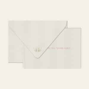 Papel de carta personalizado com nome clássico em coral e envelope branco