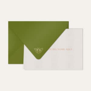 Papel de carta personalizado com nome clássico em coral e envelope verde militar