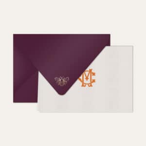 Papel de carta personalizado com monograma clássico em laranja e envelope vinho