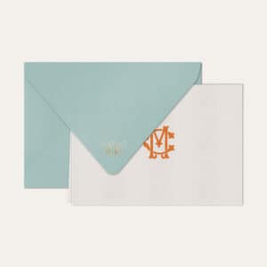 Papel de carta personalizado com monograma clássico em laranja e envelope azul bebe