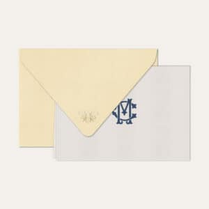 Papel de carta personalizado com monograma clássico em azul marinho e envelope bege