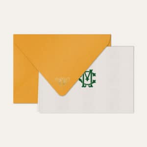 Papel de carta personalizado com monograma clássico em verde escuro e envelope amarelo