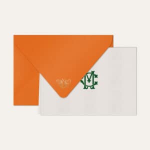 Papel de carta personalizado com monograma clássico em verde escuro e envelope laranja