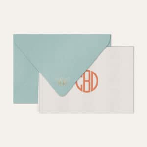 Papel de carta personalizado com monograma gatsby em coral e envelope azul bebe