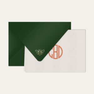 Papel de carta personalizado com monograma gatsby em coral e envelope verde escuro