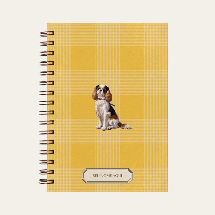 Planner personalizado com estampada xadrez amarelo com ilustração de cachorro cavalier king charles Colmeias Design